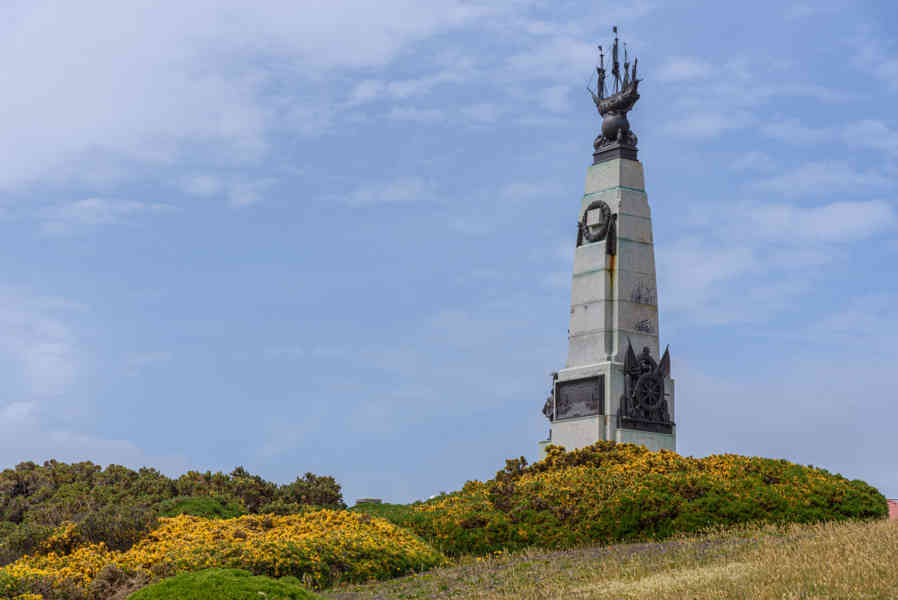 Islas Falkland o Malvinas 029 - Port Stanley - monumento en conmemoración batalla de las Falkland 1914.jpg